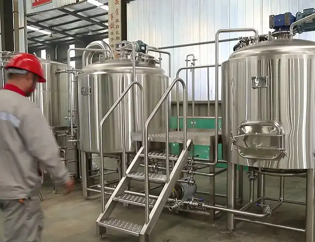 Técnicos instalando maquinaria de proceso en fábrica agroalimentaria