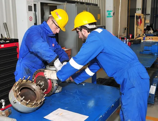Técnico realizando mantenimiento industrial en bodega de la Comunidad Valenciana