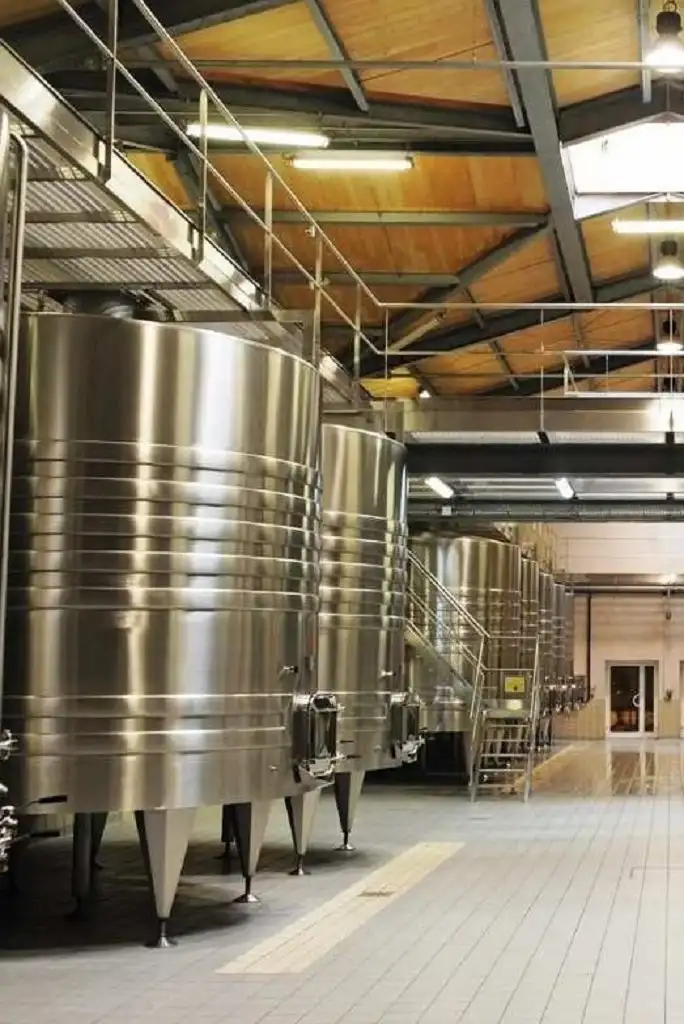 taller industrial con depósitos de acero inoxidable en bodega de la Comunidad Valenciana