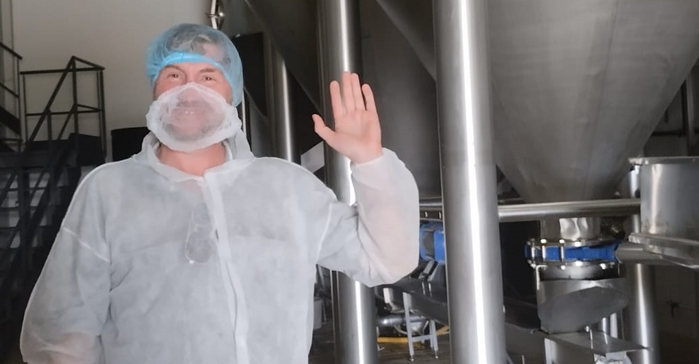 técnico industrial realizando instalación en bodega en la Comunidad Valenciana